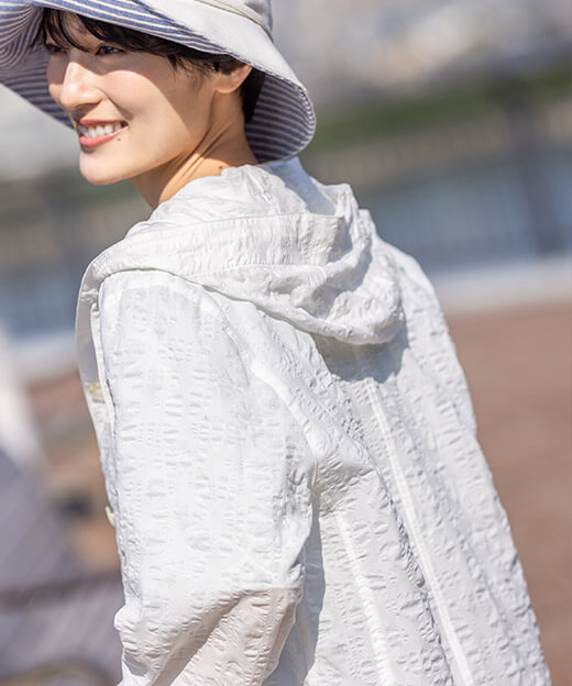 【ひやさら】【UVカット】総プリントTシャツと白シャツを羽織ったモデル画像