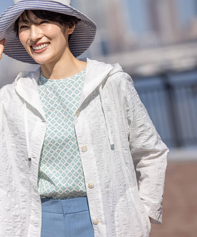 【ひやさら】【UVカット】総プリントTシャツ,フードシャツ,【冷感】シャンブレーパンツを着用したモデル画像01