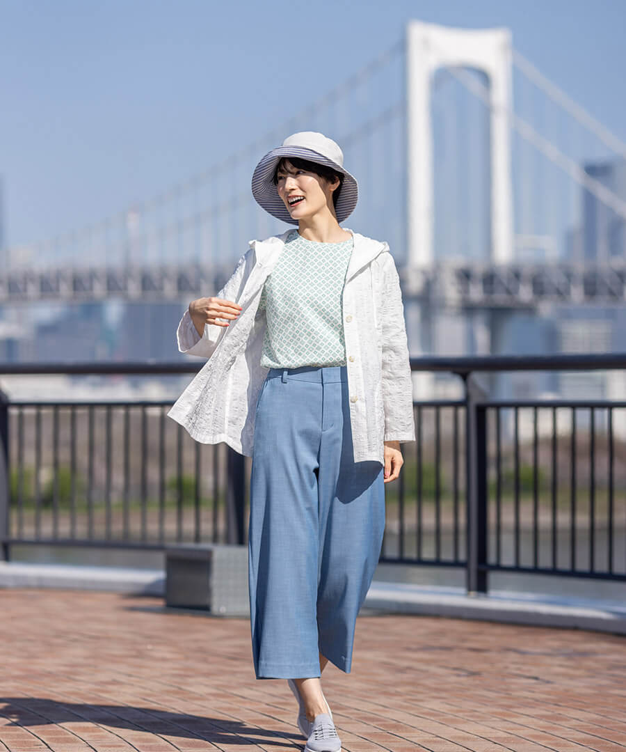 【ひやさら】【UVカット】総プリントTシャツ,フードシャツ,【冷感】シャンブレーパンツを着用したモデル画像02