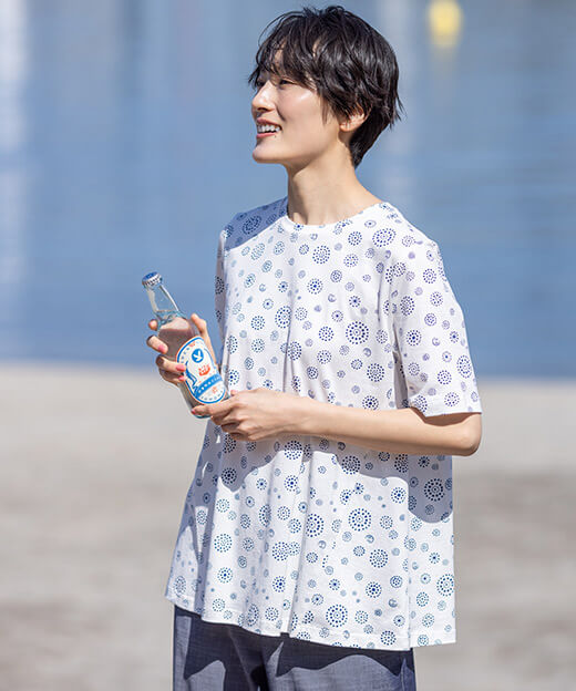 【ひやさら】【UVカット】【友桝飲料コラボ】ドットロゴプリントTシャツを着用して左を向いたモデルの画像