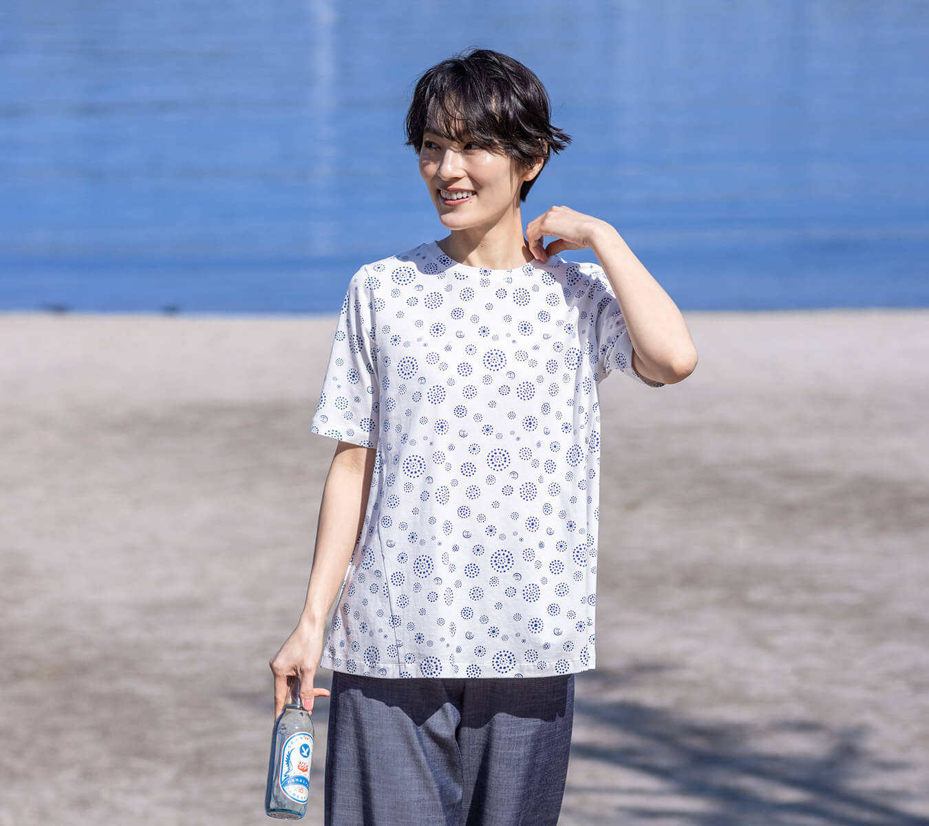 【ひやさら】【UVカット】【友桝飲料コラボ】ドットロゴプリントTシャツ,【冷感】シャンブレーパンツを着用したモデル画像