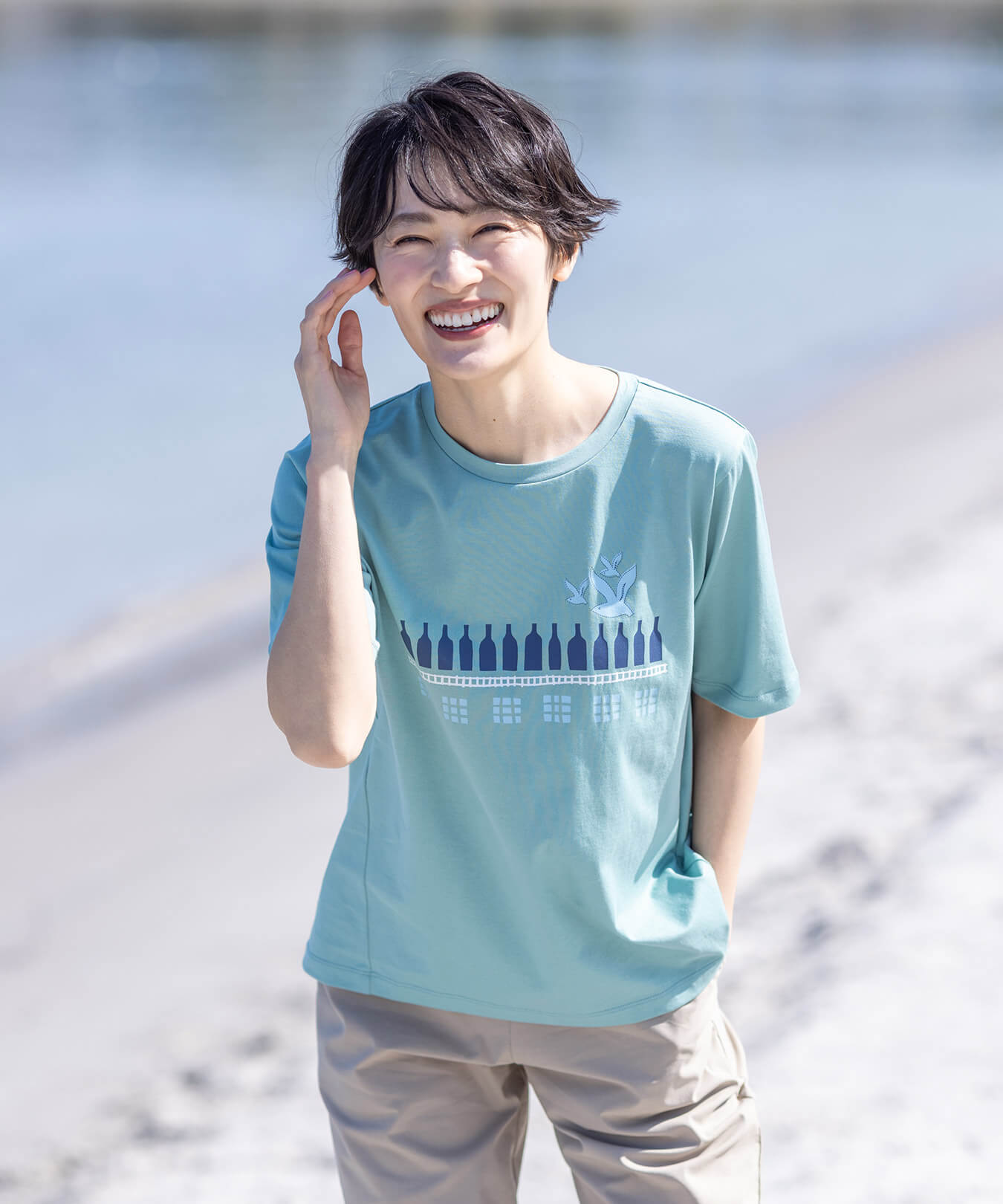 【ひやさら】【UVカット】【友桝飲料コラボ】ロゴプリントTシャツ,【冷感】シャンブレーパンツを着用したモデル画像01