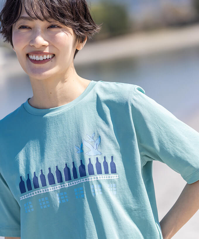 【ひやさら】【UVカット】【友桝飲料コラボ】ロゴプリントTシャツを着用したモデル画像