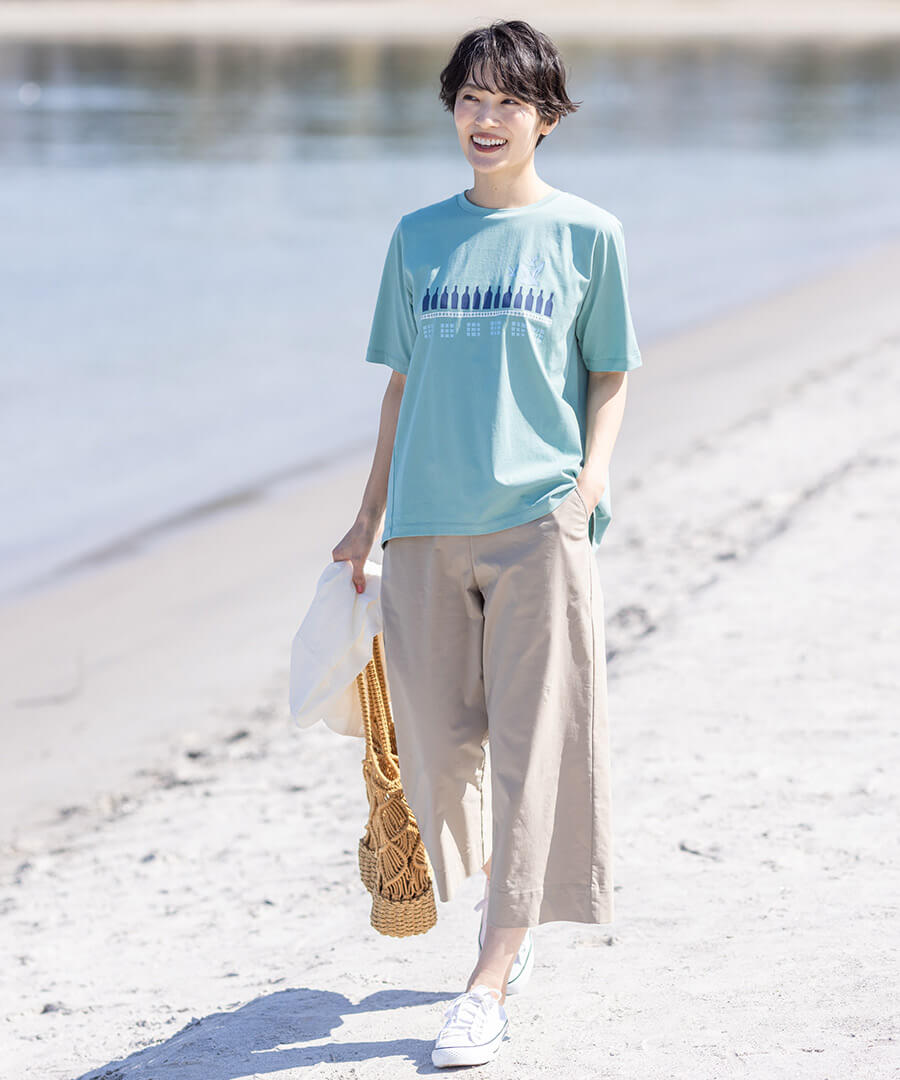 【ひやさら】【UVカット】【友桝飲料コラボ】ロゴプリントTシャツ,【冷感】シャンブレーパンツを着用したモデル画像02