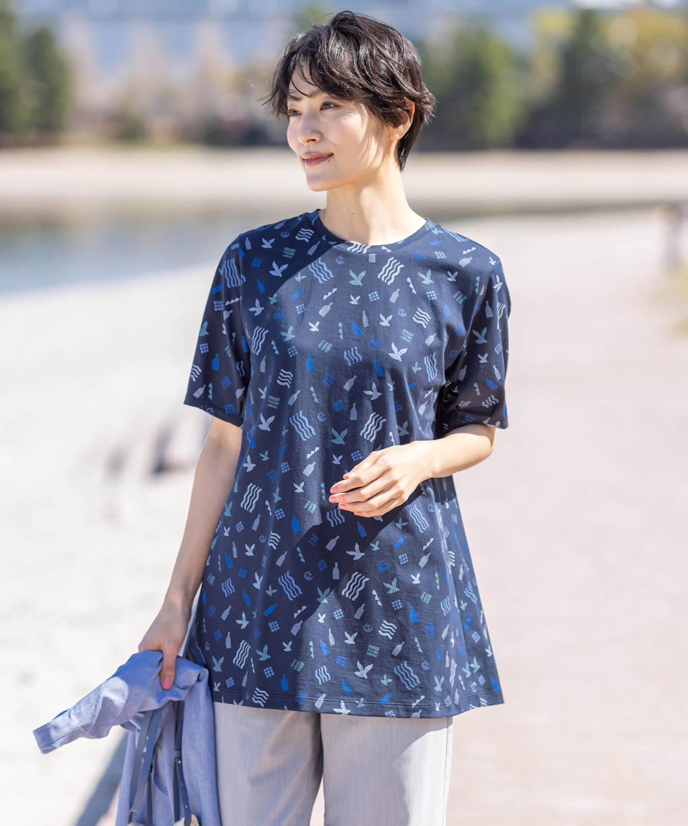 【ひやさら】【UVカット】【友桝飲料コラボ】プリントチュニックTシャツ,ストレッチストレートパンツを着用したモデル画像