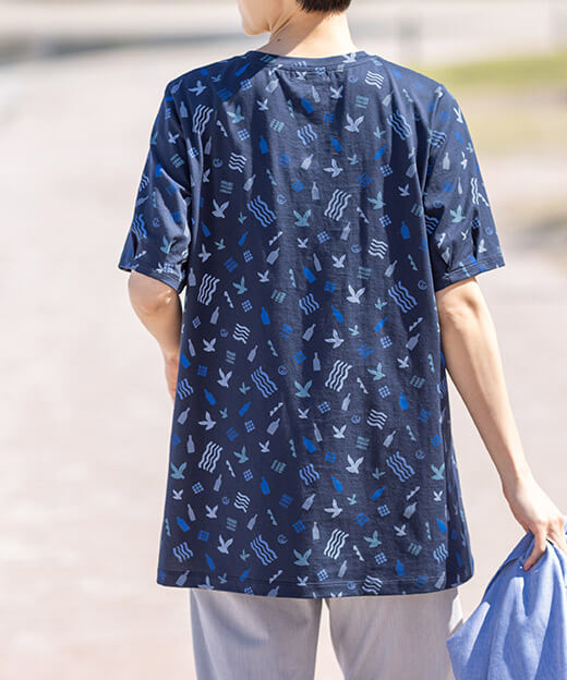 【ひやさら】【UVカット】【友桝飲料コラボ】プリントチュニックTシャツを着用して後ろを向いたモデル画像