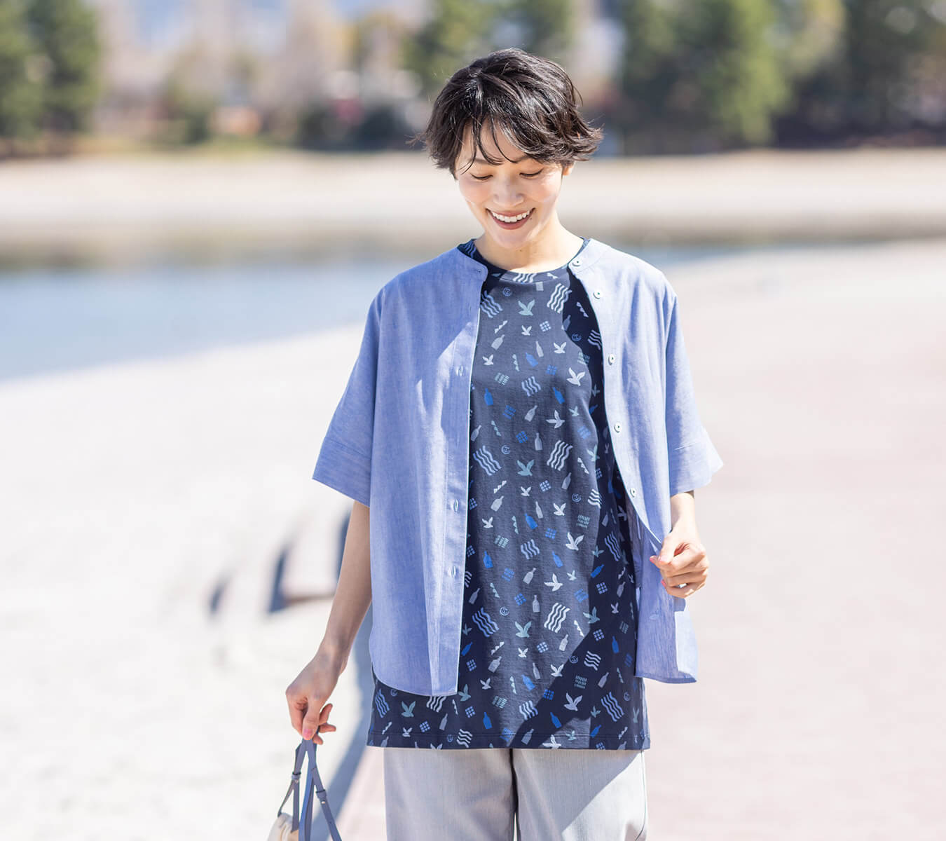【ひやさら】【UVカット】【友桝飲料コラボ】プリントチュニックTシャツ,【シワになりにくい】バンドカラーブラウス,ストレッチストレートパンツを着用したモデル画像