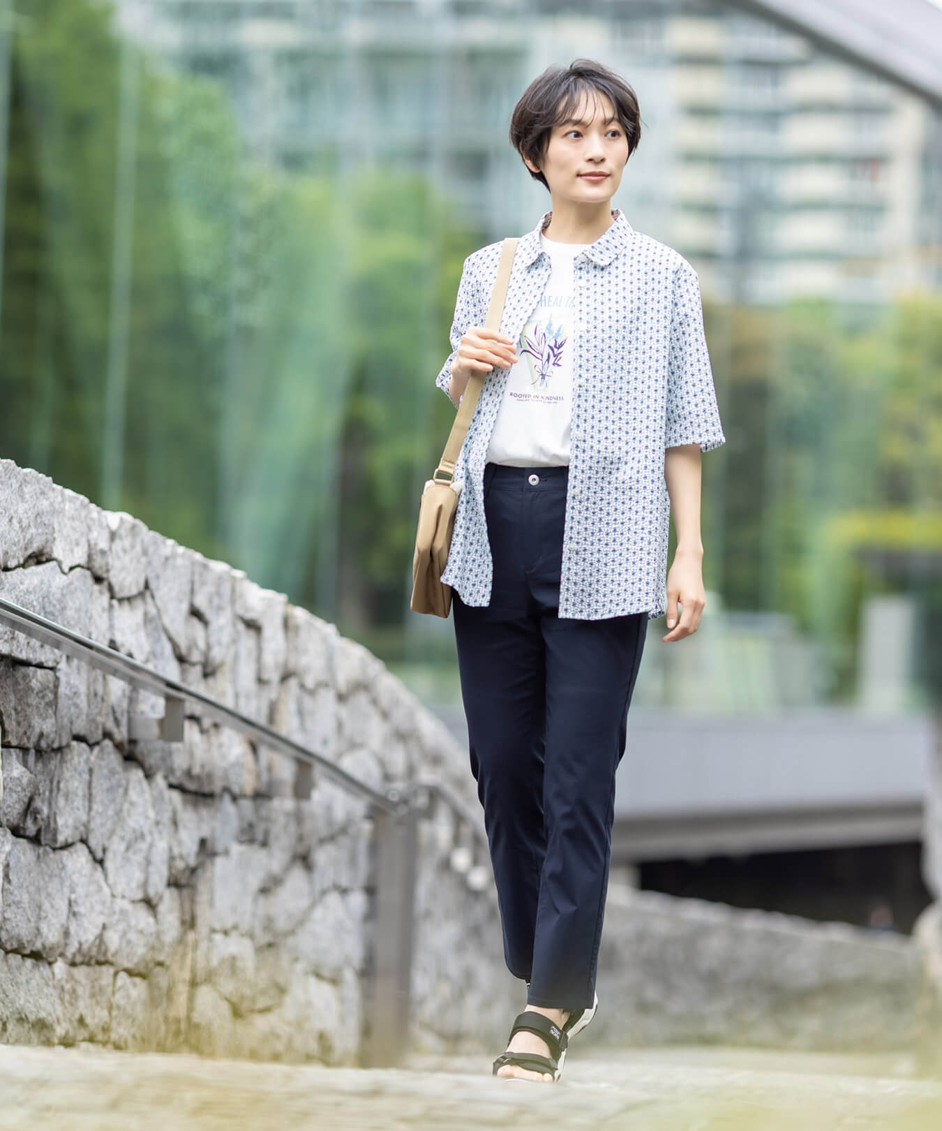【冷感】ストレートパンツ,オーガニックコットンサッカーブラウス,【ひやさら】【UVカット】ロゴプリントTシャツを着用したモデル画像01