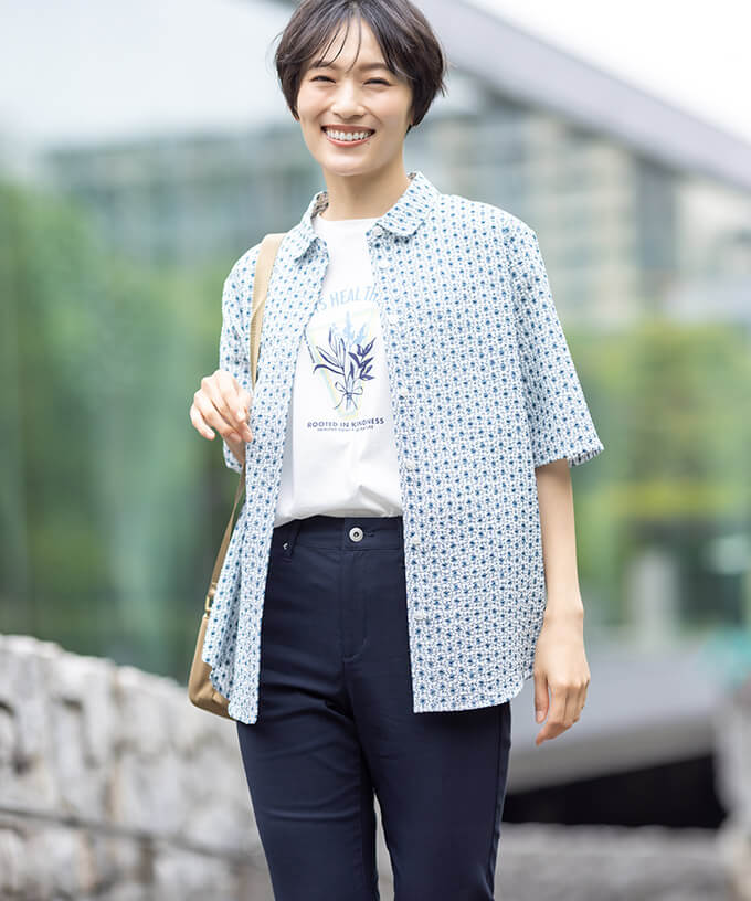 【冷感】ストレートパンツ,オーガニックコットンサッカーブラウス,【ひやさら】【UVカット】ロゴプリントTシャツを着用したモデル画像02