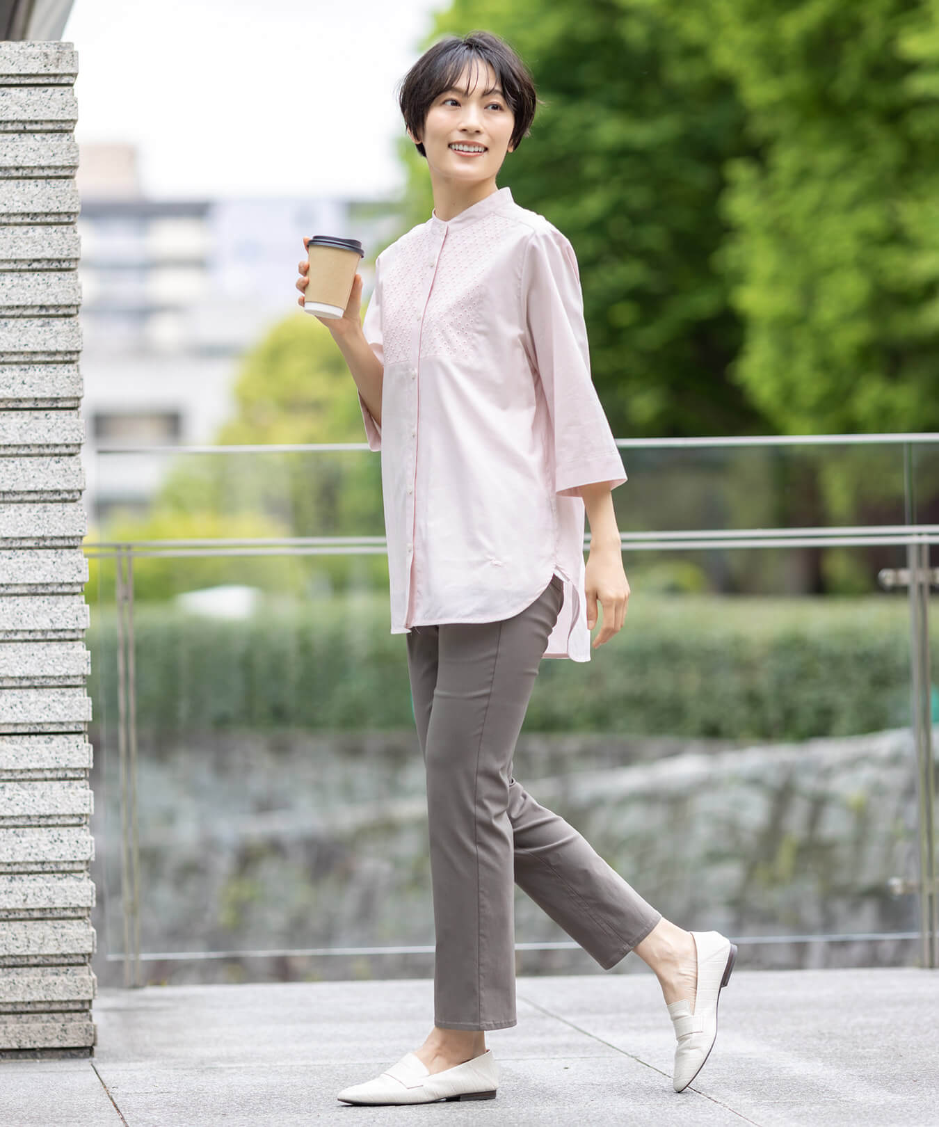 【冷感】ストレートパンツ,フロントレースブラウスを着用したモデル画像01