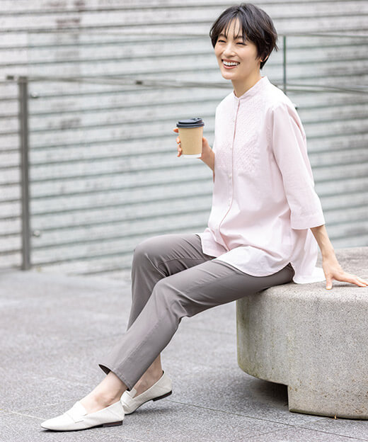 【冷感】ストレートパンツ,フロントレースブラウスを着用したモデル画像03