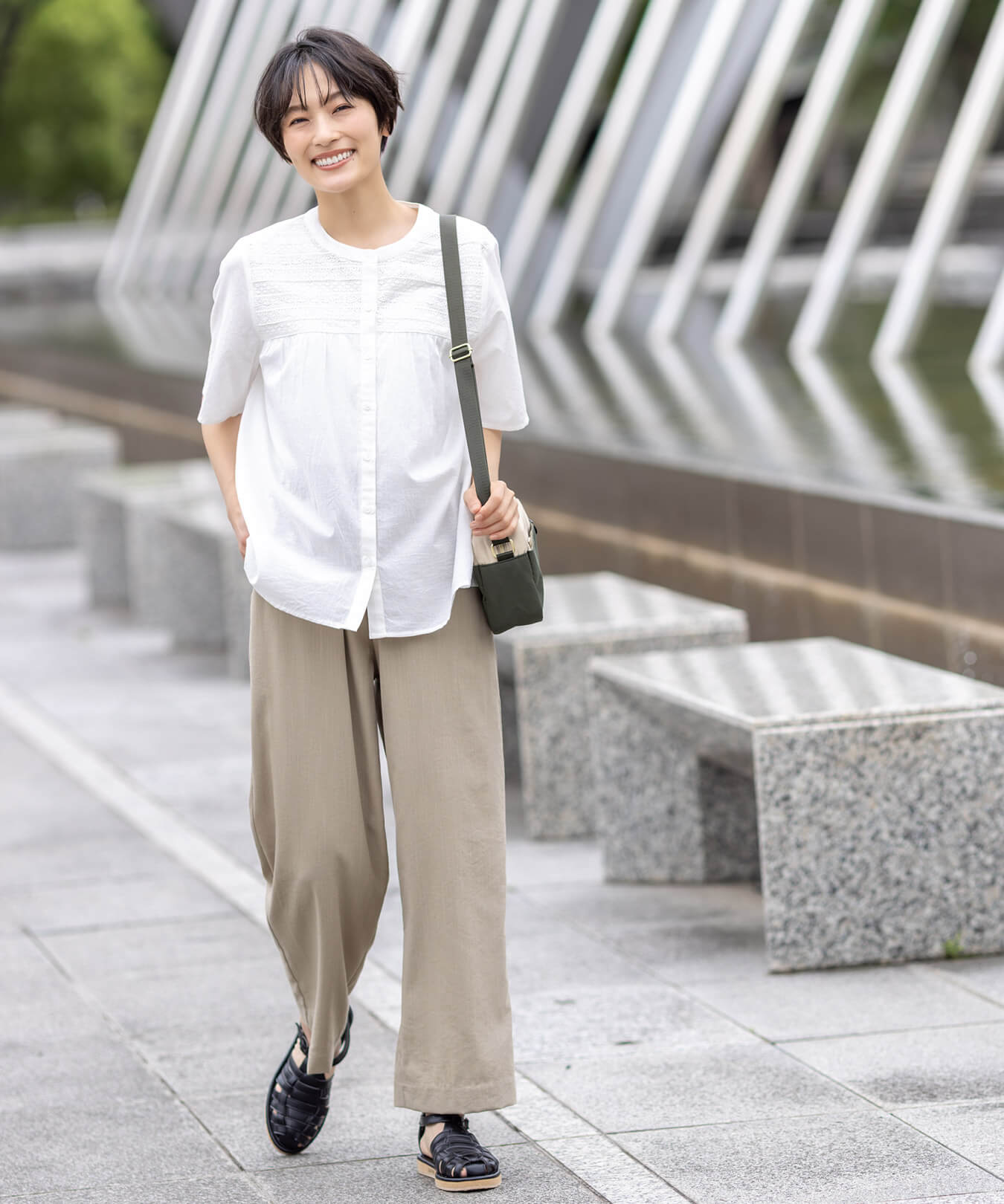 【冷感】ウエストドロストパンツ,インド綿レースブラウス,【はっ水】ミニショルダーバッグを着用したモデル画像01