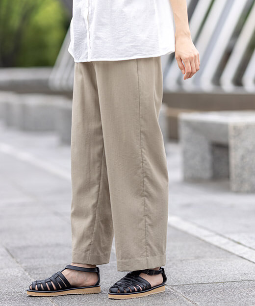 【冷感】ウエストドロストパンツ,インド綿レースブラウス,【はっ水】ミニショルダーバッグを着用したモデル画像03