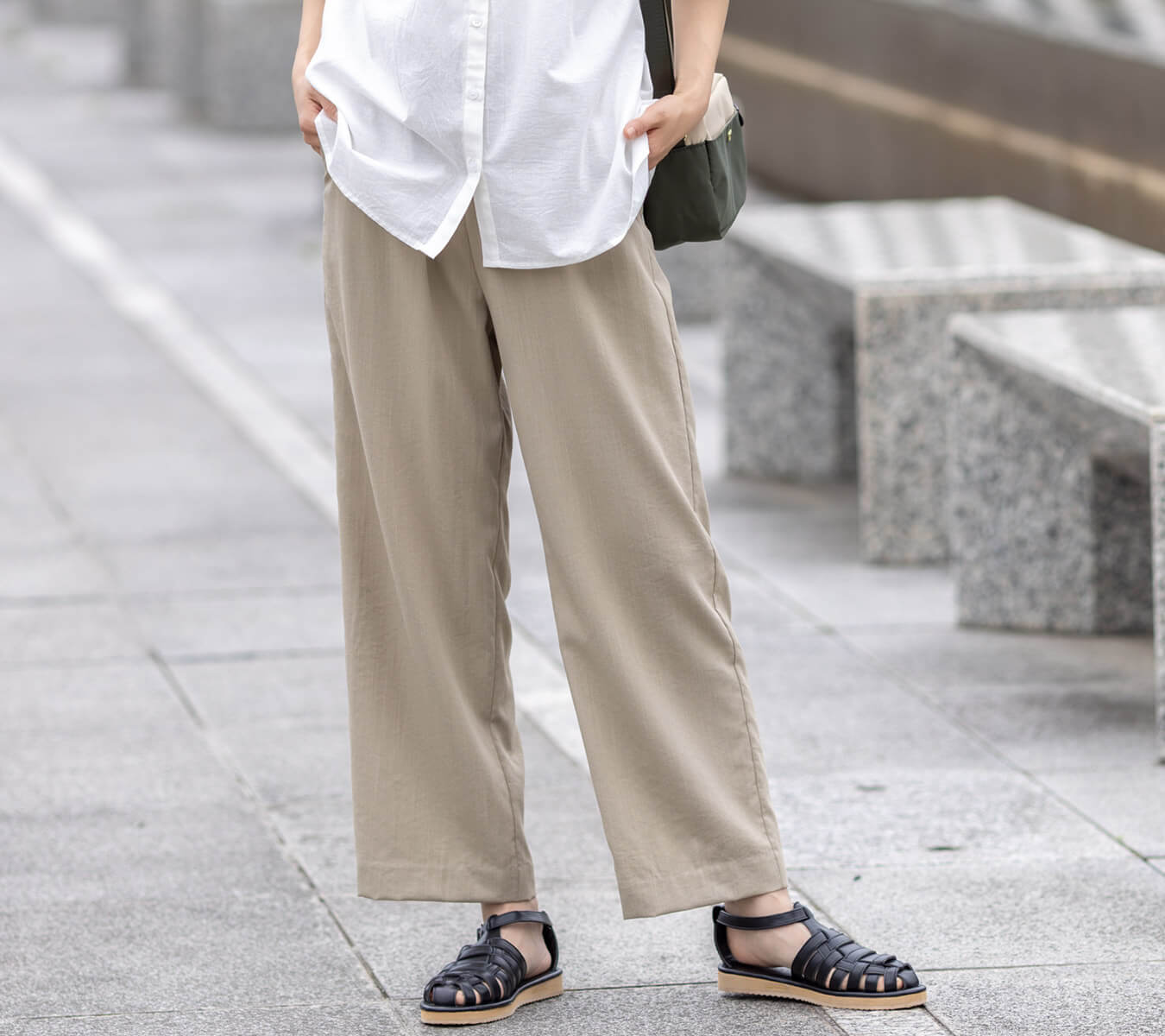 【冷感】ウエストドロストパンツ,インド綿レースブラウス,【はっ水】ミニショルダーバッグを着用したモデル画像02