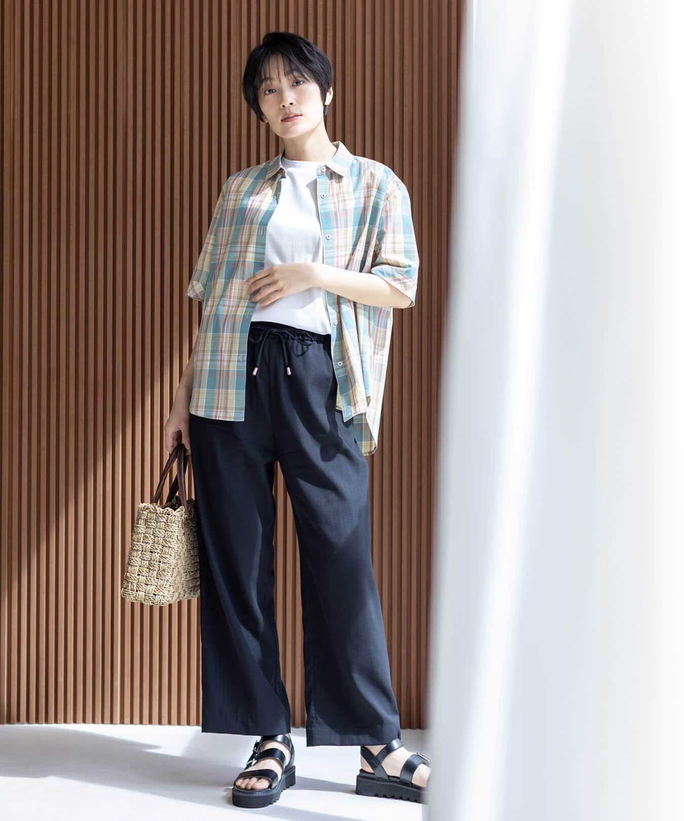 【冷感】ウエストドロストパンツ,【ひやさら】【UVカット】モックネックTシャツ,オーガニックコットンチュニックブラウスを着用したモデル画像01