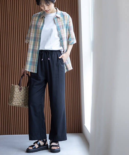 【冷感】ウエストドロストパンツ,【ひやさら】【UVカット】モックネックTシャツ,オーガニックコットンチュニックブラウスを着用したモデル画像04