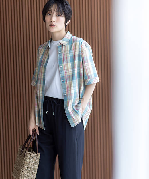 【冷感】ウエストドロストパンツ,【ひやさら】【UVカット】モックネックTシャツ,オーガニックコットンチュニックブラウスを着用したモデル画像06