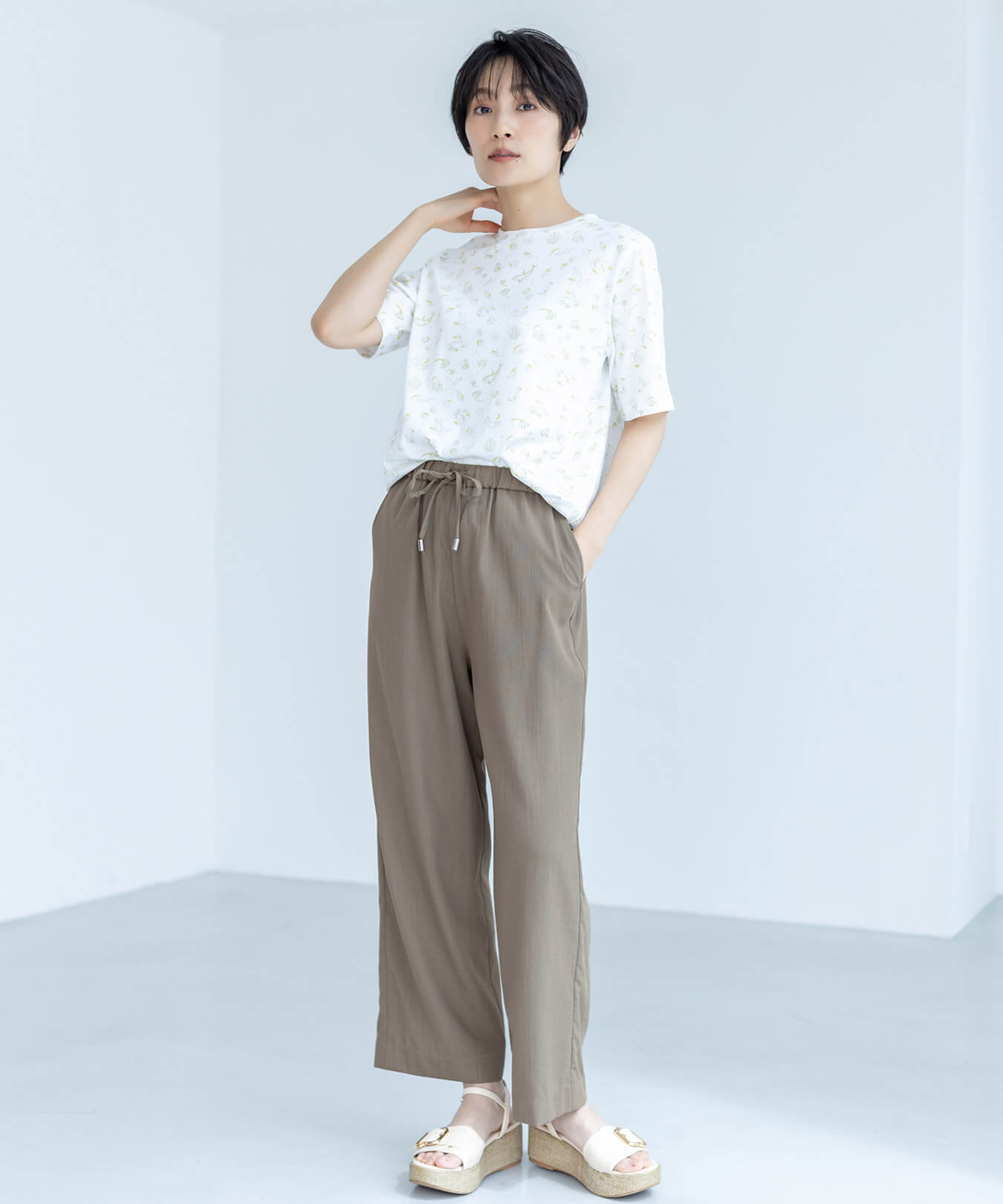 【冷感】ウエストドロストパンツ,【ひやさら】【UVカット】chiyoコイ君総プリントTシャツを着用したモデル画像01