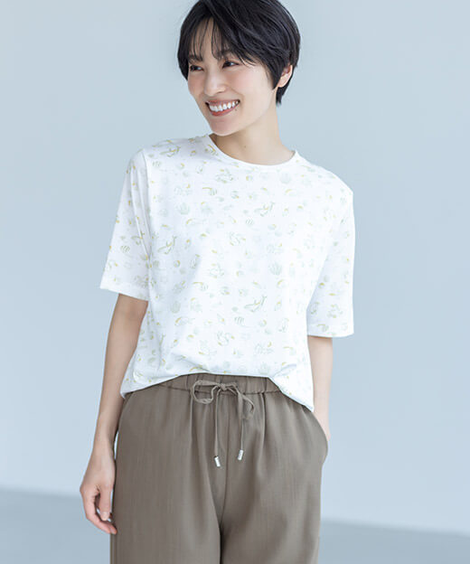 【冷感】ウエストドロストパンツ,【ひやさら】【UVカット】chiyoコイ君総プリントTシャツを着用したモデル画像04