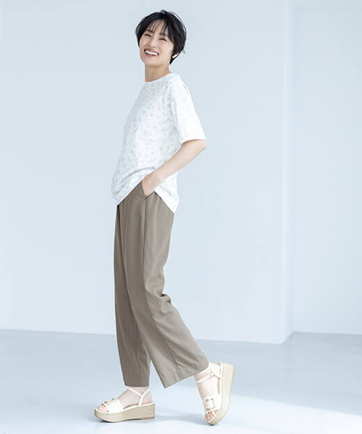 【冷感】ウエストドロストパンツ,【ひやさら】【UVカット】chiyoコイ君総プリントTシャツを着用したモデル画像05