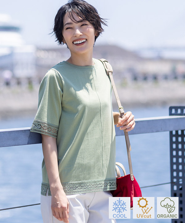 【冷感】【UVカット】ひやさらコットンプレミアムレースＴシャツ・ベージュのストレッチストレートパンツ・レッドの【レガートラルゴ】ミニショルダーバッグを着用した女性の画像（アンカーリンク）