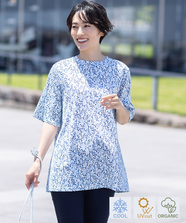 【冷感】【UVカット】ひやさらコットンプレミアム袖ギャザーチュニックTシャツ・ネイビーの【冷感】ストレートパンツを着用した女性の画像（アンカーリンク）