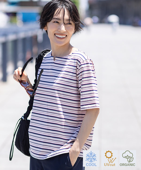 【冷感】【UVカット】ひやさらコットンプレミアムマルチボーダーＴシャツ・ネイビーのストレッチストレートパンツを着用した女性の画像（アンカーリンク）