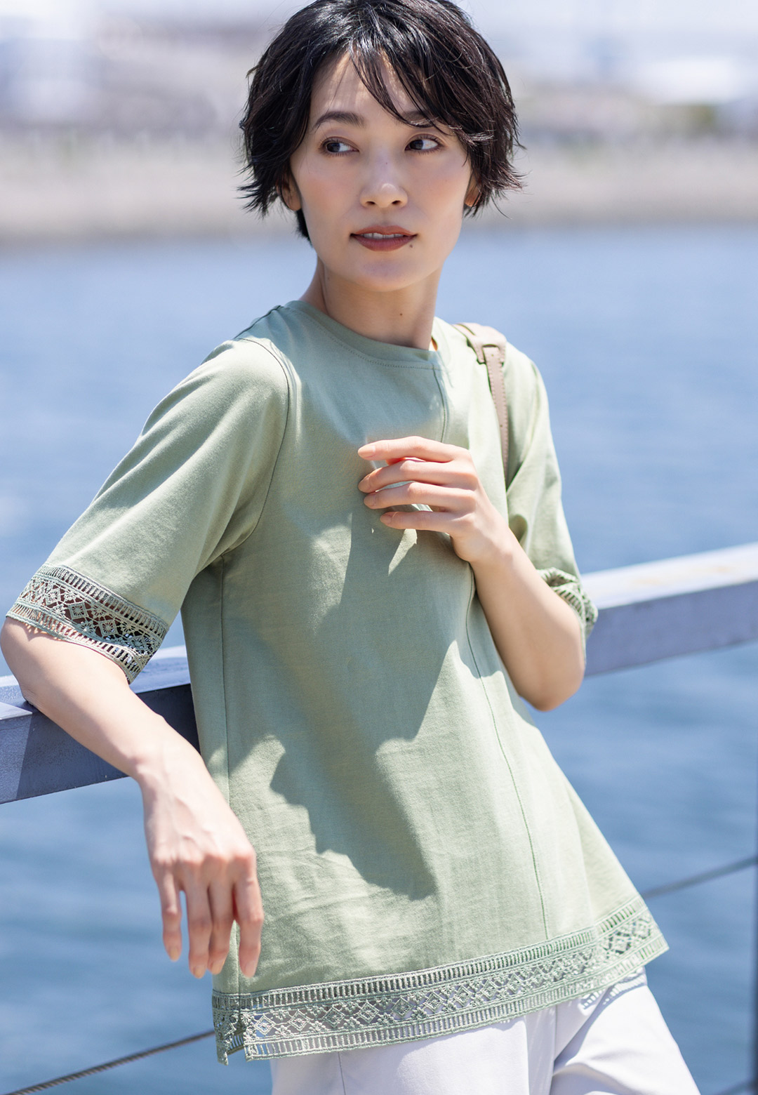 【冷感】【UVカット】ひやさらコットンプレミアムレースＴシャツ・ベージュのストレッチストレートパンツ・レッドの【レガートラルゴ】ミニショルダーバッグを着用した女性の画像--1