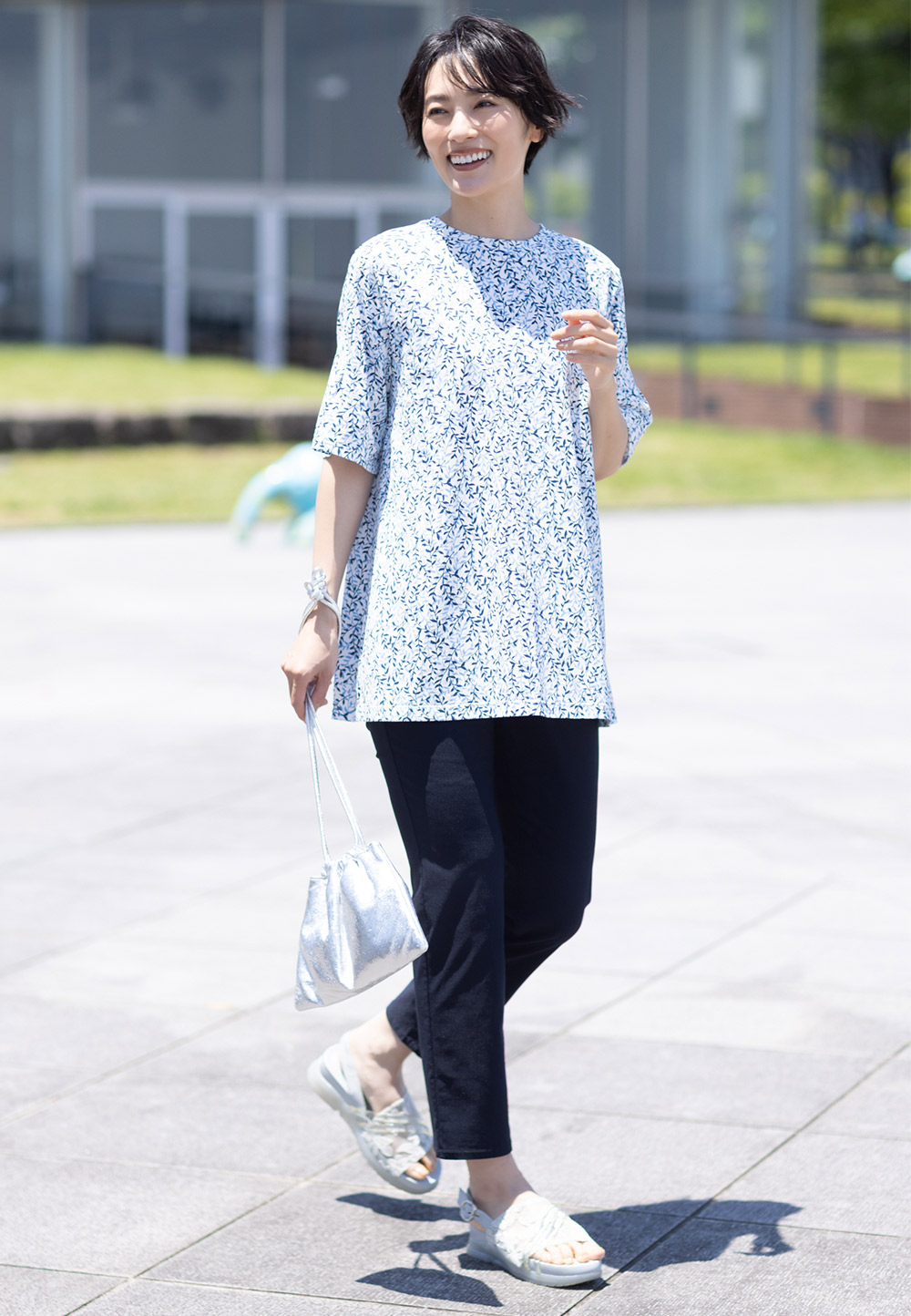 【冷感】【UVカット】ひやさらコットンプレミアム袖ギャザーチュニックTシャツ・ネイビーの【冷感】ストレートパンツを着用した女性の画像--1