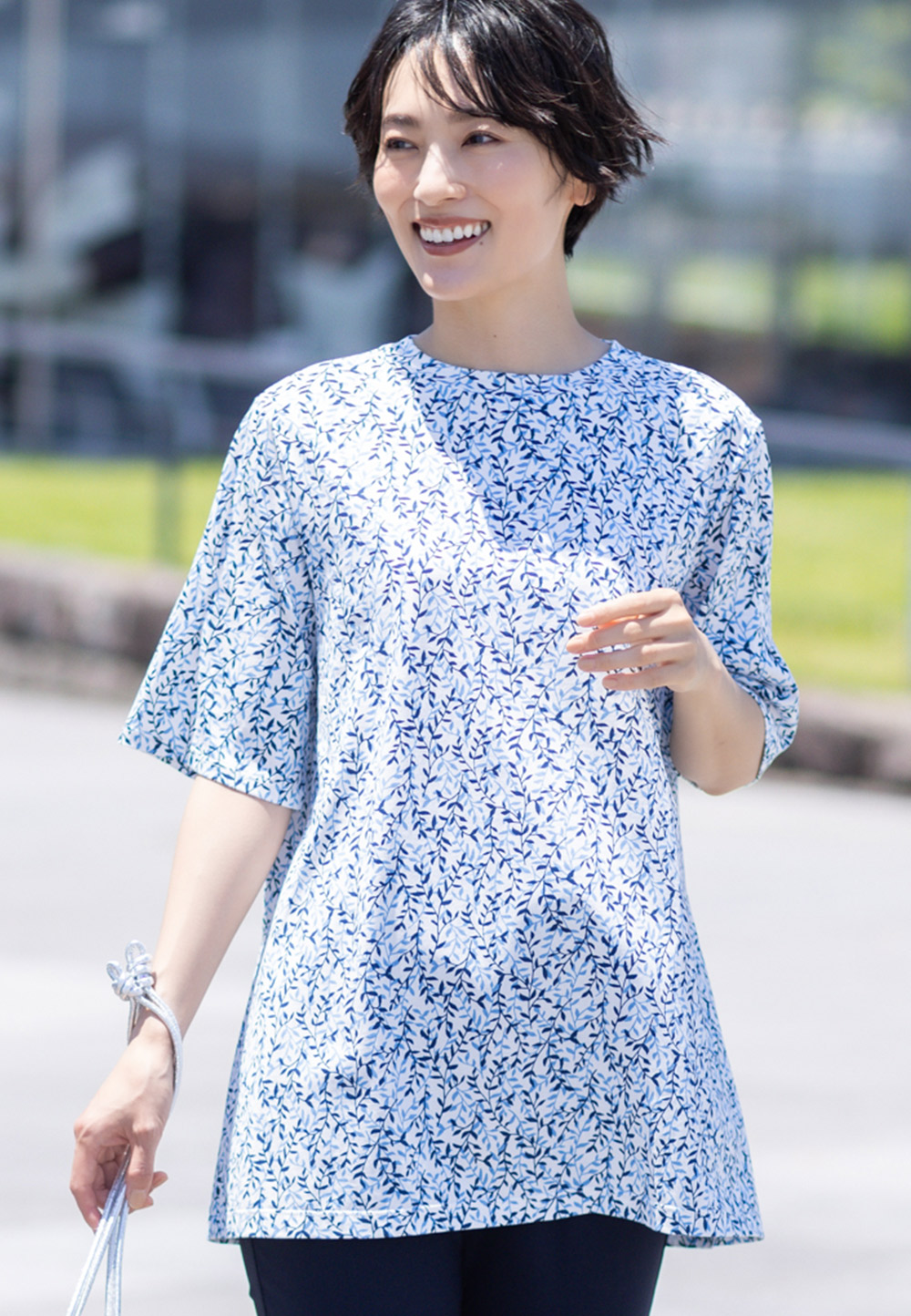 【冷感】【UVカット】ひやさらコットンプレミアム袖ギャザーチュニックTシャツ・ネイビーの【冷感】ストレートパンツを着用した女性の画像--2