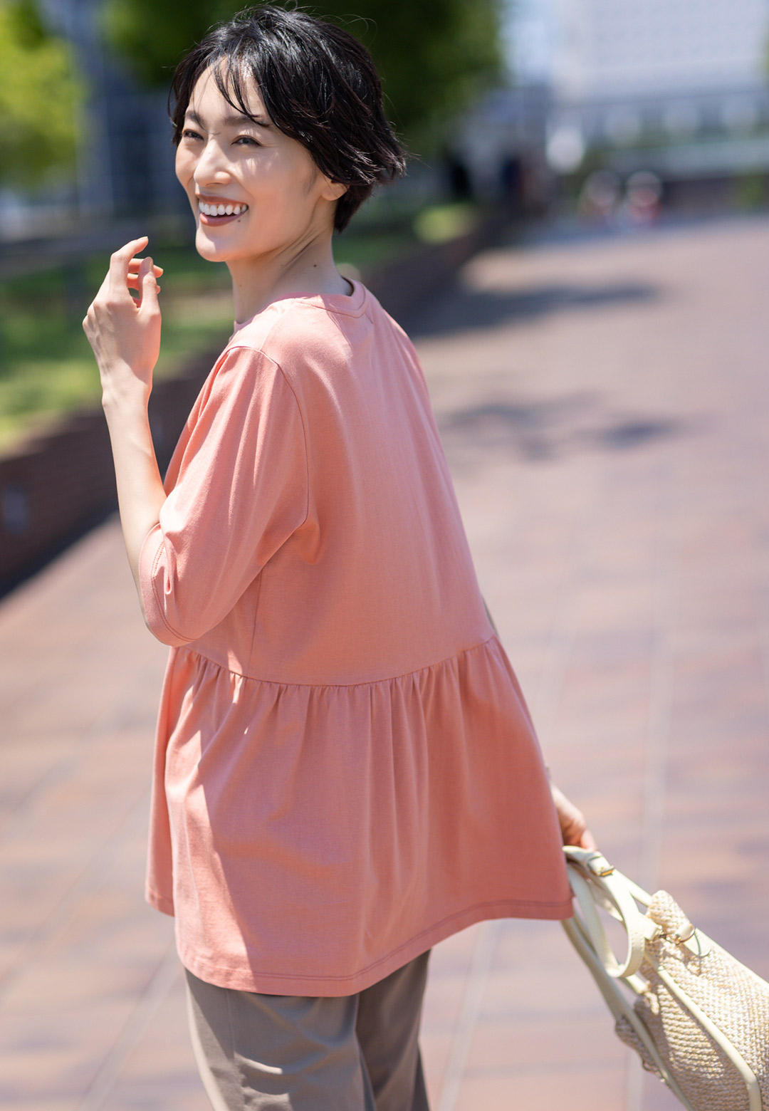 【冷感】【UVカット】ひやさらコットンプレミアムペプラムプルオーバー・ベージュのストレッチストレートパンツを着用した女性の画像--2