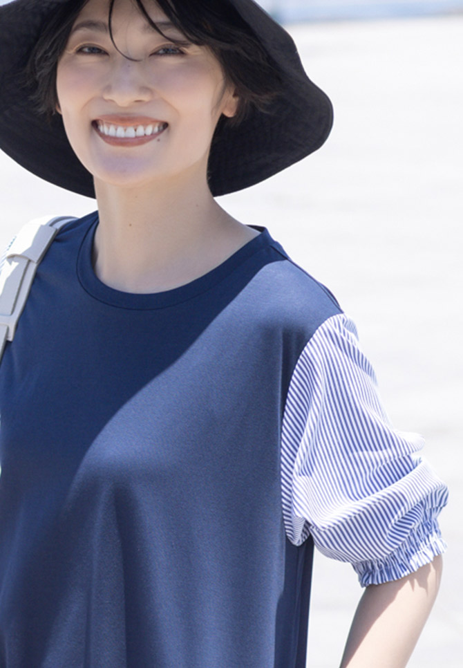 ネイビーの【冷感】切替ワンピース・ブラックの切替ハットを着用した女性の画像