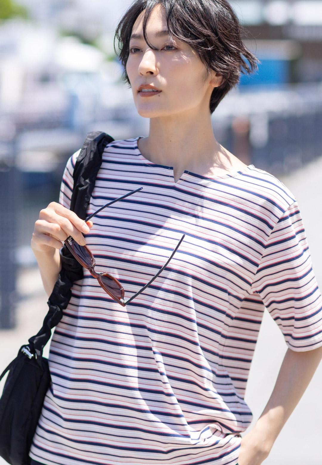 【冷感】【UVカット】ひやさらコットンプレミアムマルチボーダーＴシャツ・ネイビーのストレッチストレートパンツを着用した女性の画像--1