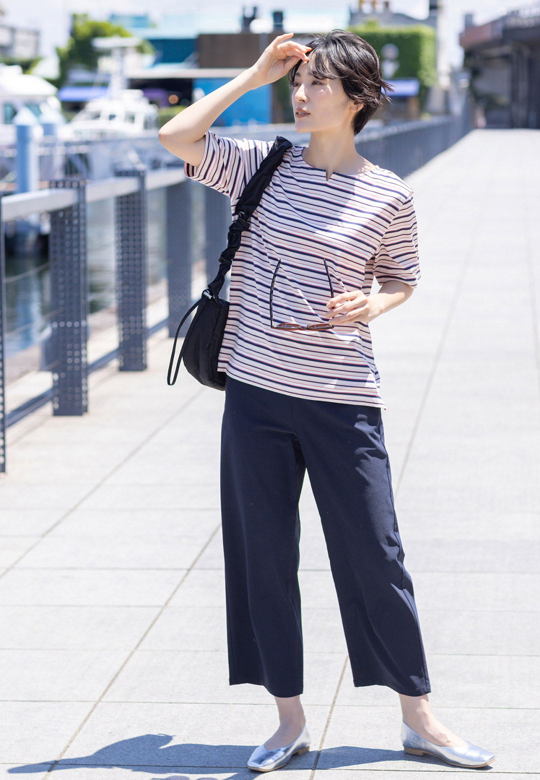 【冷感】【UVカット】ひやさらコットンプレミアムマルチボーダーＴシャツ・ネイビーのストレッチストレートパンツを着用した女性の画像--2