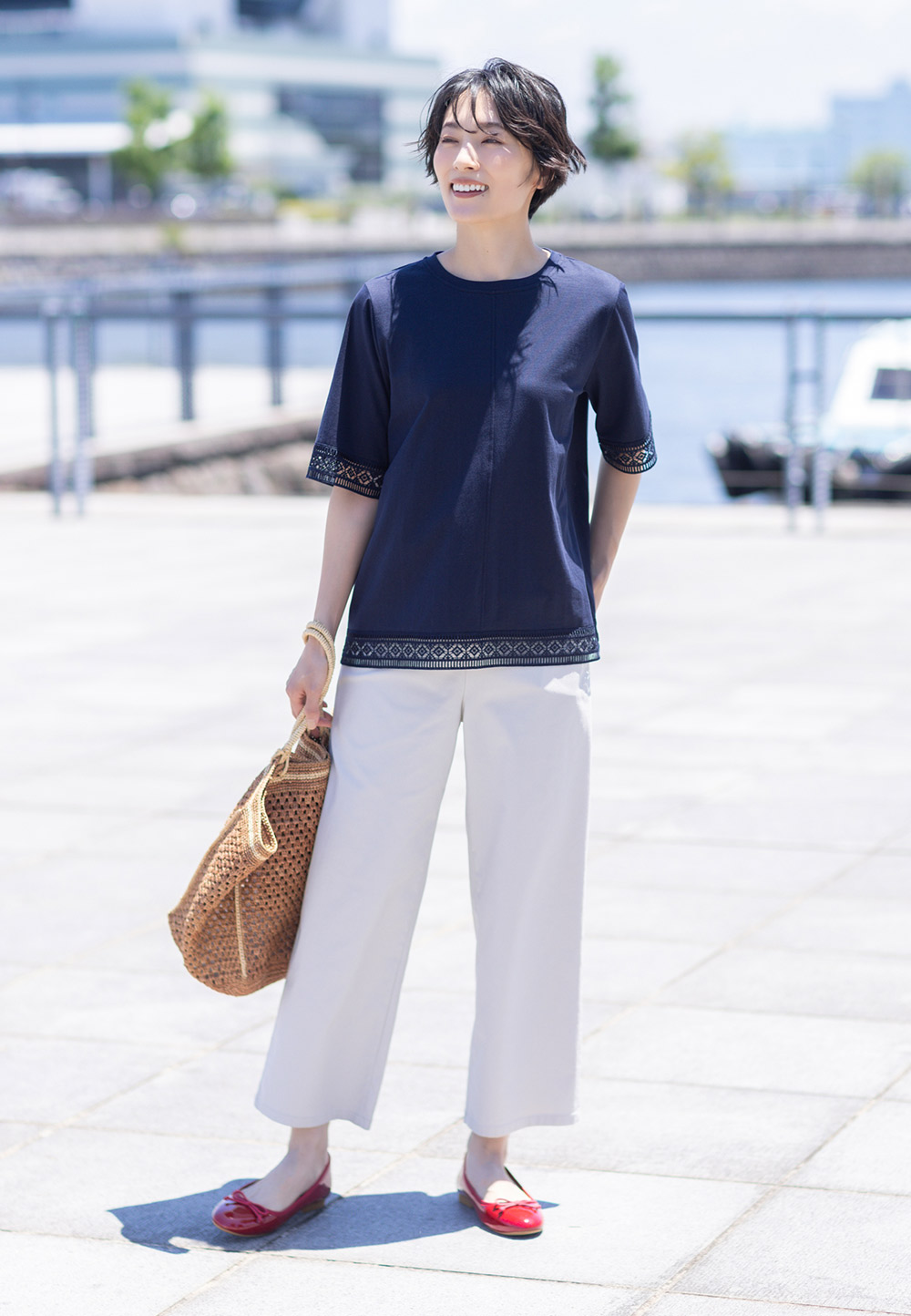 【冷感】【UVカット】ひやさらコットンプレミアムレースＴシャツ・ベージュのストレッチストレートパンツを着用した女性の画像--1