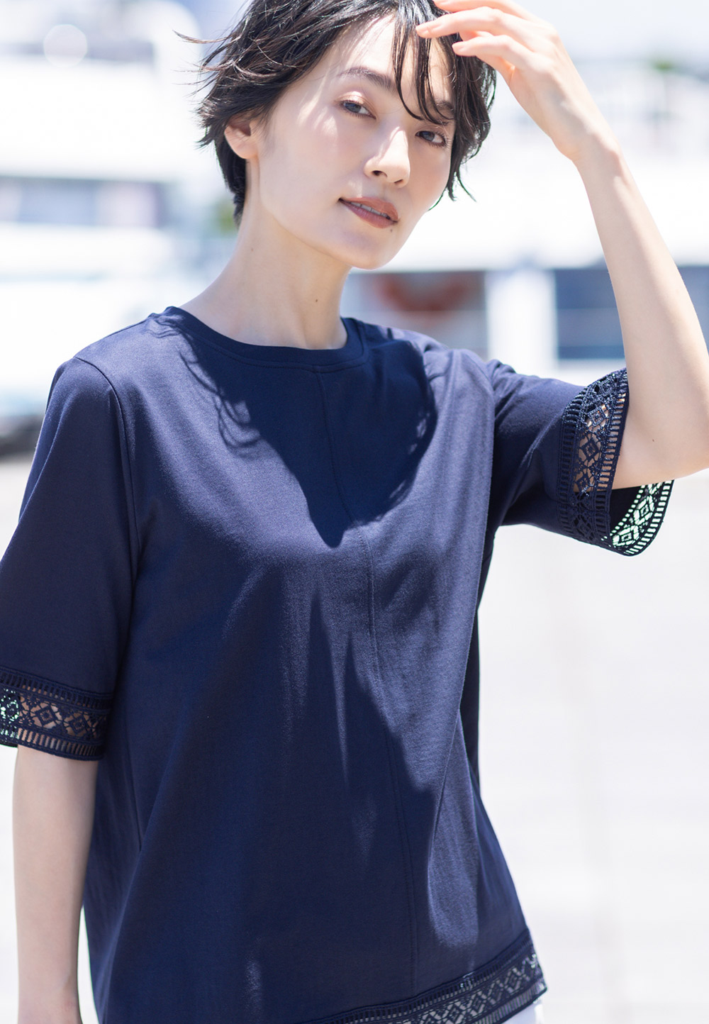 【冷感】【UVカット】ひやさらコットンプレミアムレースＴシャツ・ベージュのストレッチストレートパンツを着用した女性の画像--2