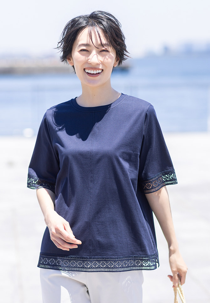 【冷感】【UVカット】ひやさらコットンプレミアムレースＴシャツ・ベージュのストレッチストレートパンツを着用した女性の画像--3