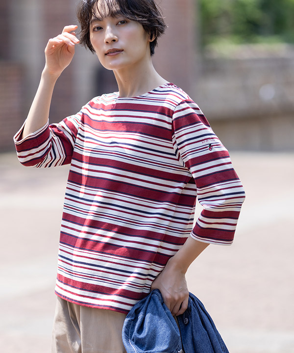 マルチボーダーを着用した女性の画像（アンカーリンク）