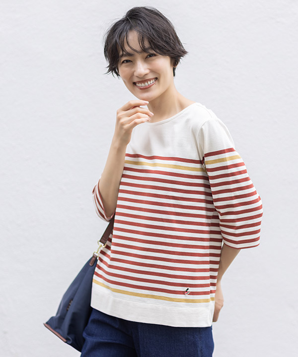 パネルボーダープルオーバーを着用した女性の画像（アンカーリンク）