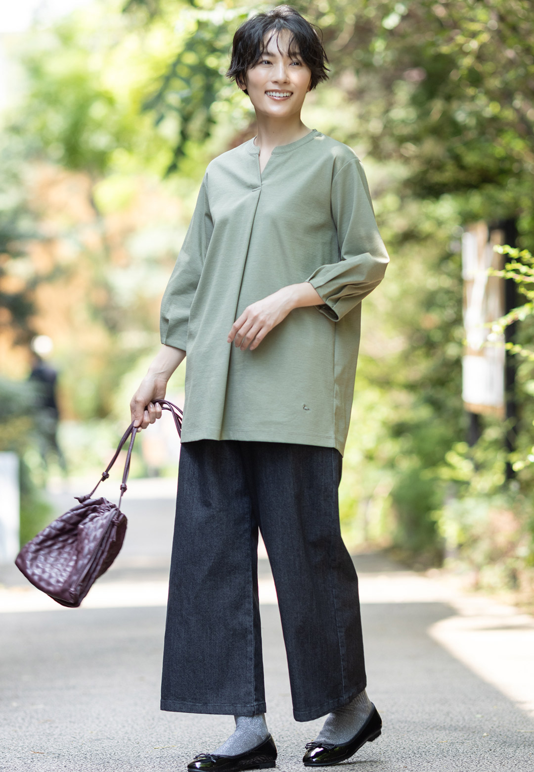チュニックプルオーバー&デニムジャケット&ストレッチデニムワイドパンツ【リブウエスト】を着用した女性