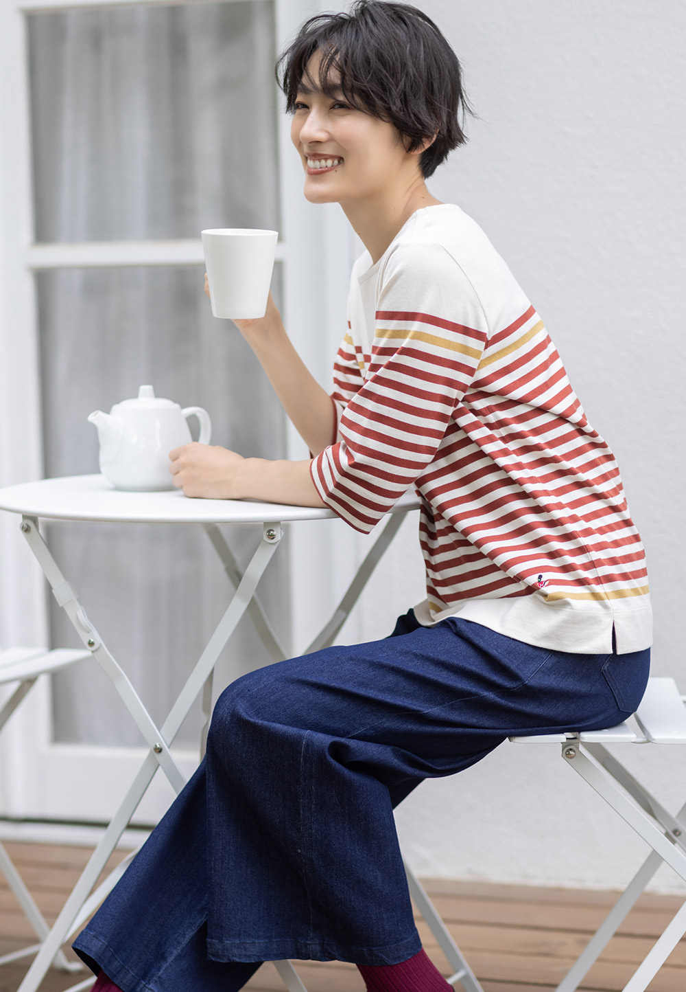 パネルボーダープルオーバー&ストレッチデニムワイドパンツ【リブウエスト】を着用した女性 02