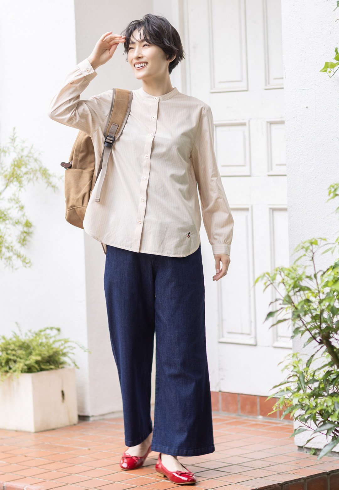 ストライプシャツ&ストレッチデニムワイドパンツ【リブウエスト】を着用した女性