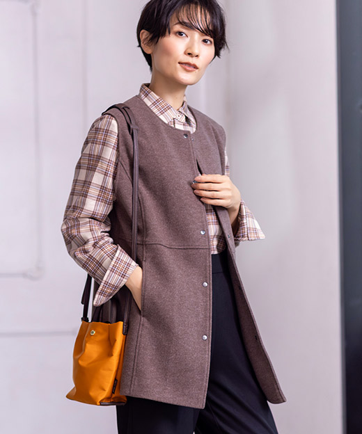 ウーレットジレ&チェックシャツ&裏起毛ワイドパンツ63丈を着用した女性 06