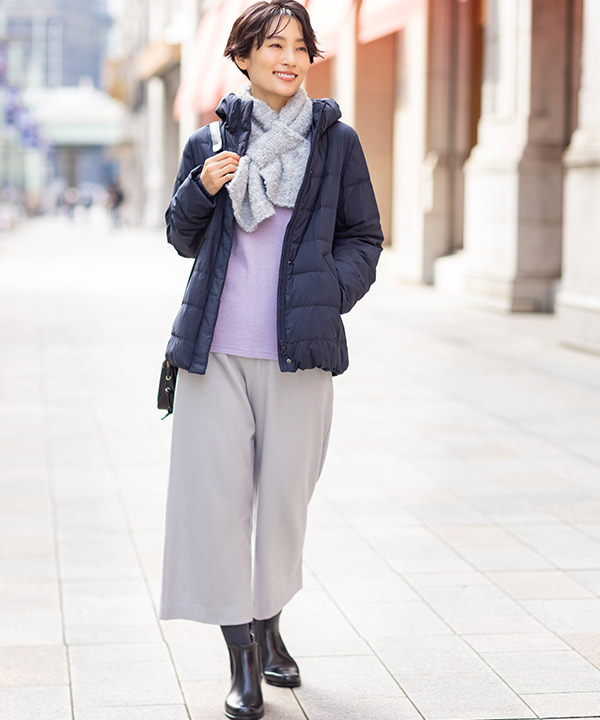 ネイビーのショートダウンコートを着用した女性の画像（アンカーリンク）