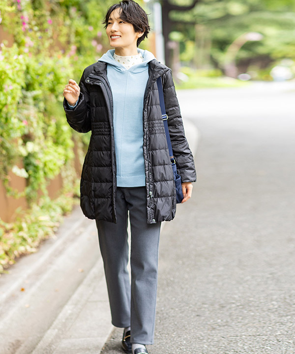 黒のロングダウンコートを着用した女性の画像（アンカーリンク）