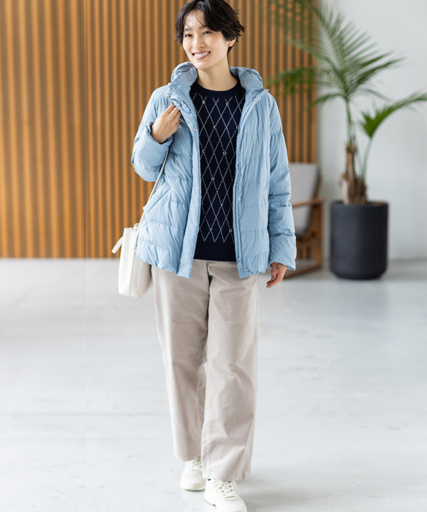 ブルーのショートダウンコートを着用した女性の画像（アンカーリンク）