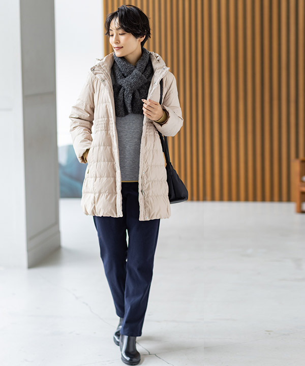 ベージュのロングダウンコートを着用した女性の画像（アンカーリンク）