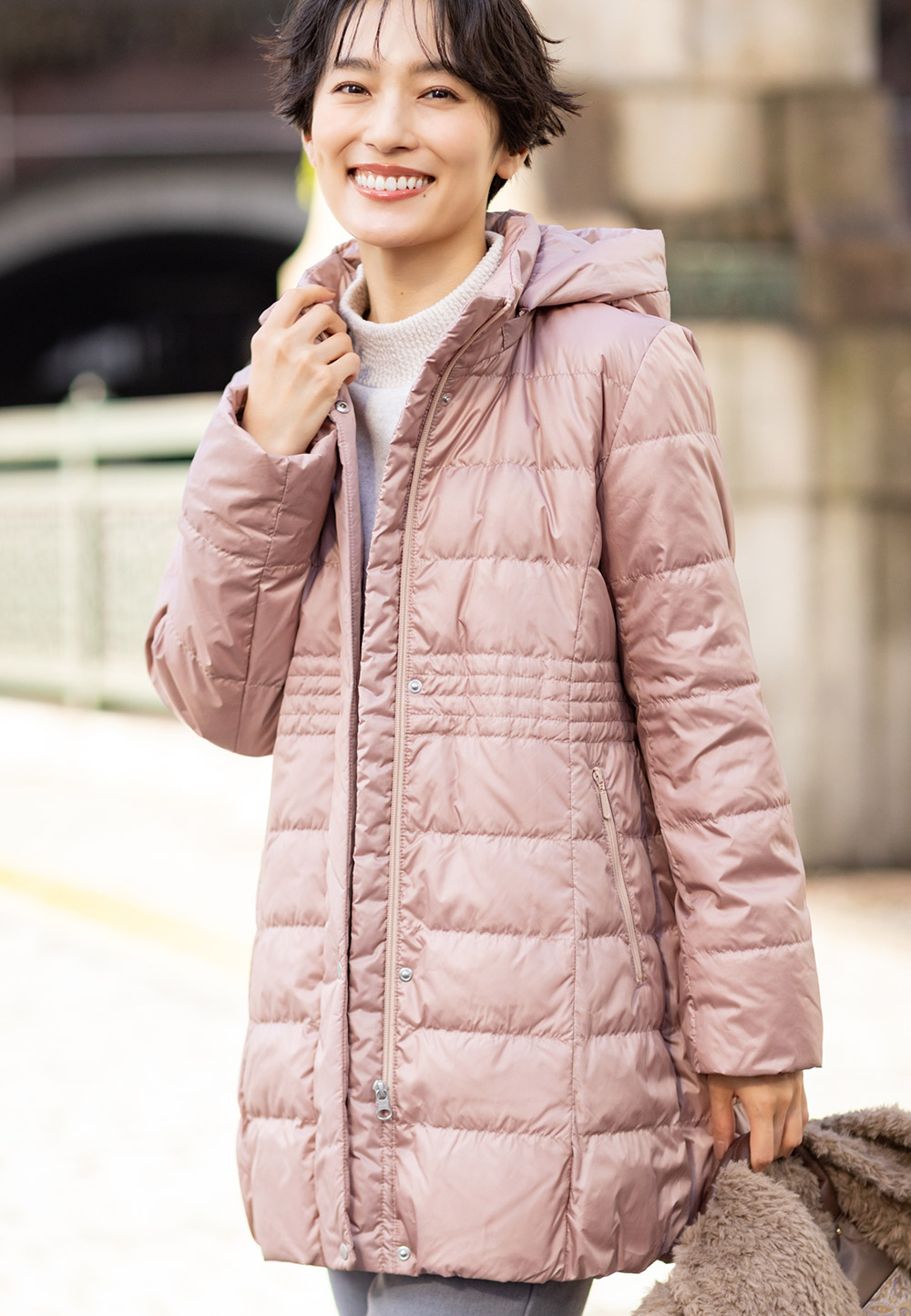 ロングダウンコート&ダブルフェイスプルオーバー、裏起毛パンツを着用した女性 01