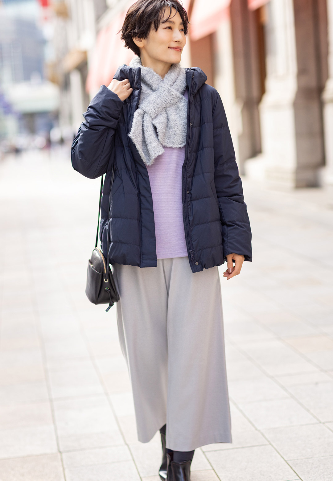 ショートダウンコート&【シアバター配合】ハイネックカットプルオーバー、裏起毛ワイドパンツ58cm丈を着用した女性 01