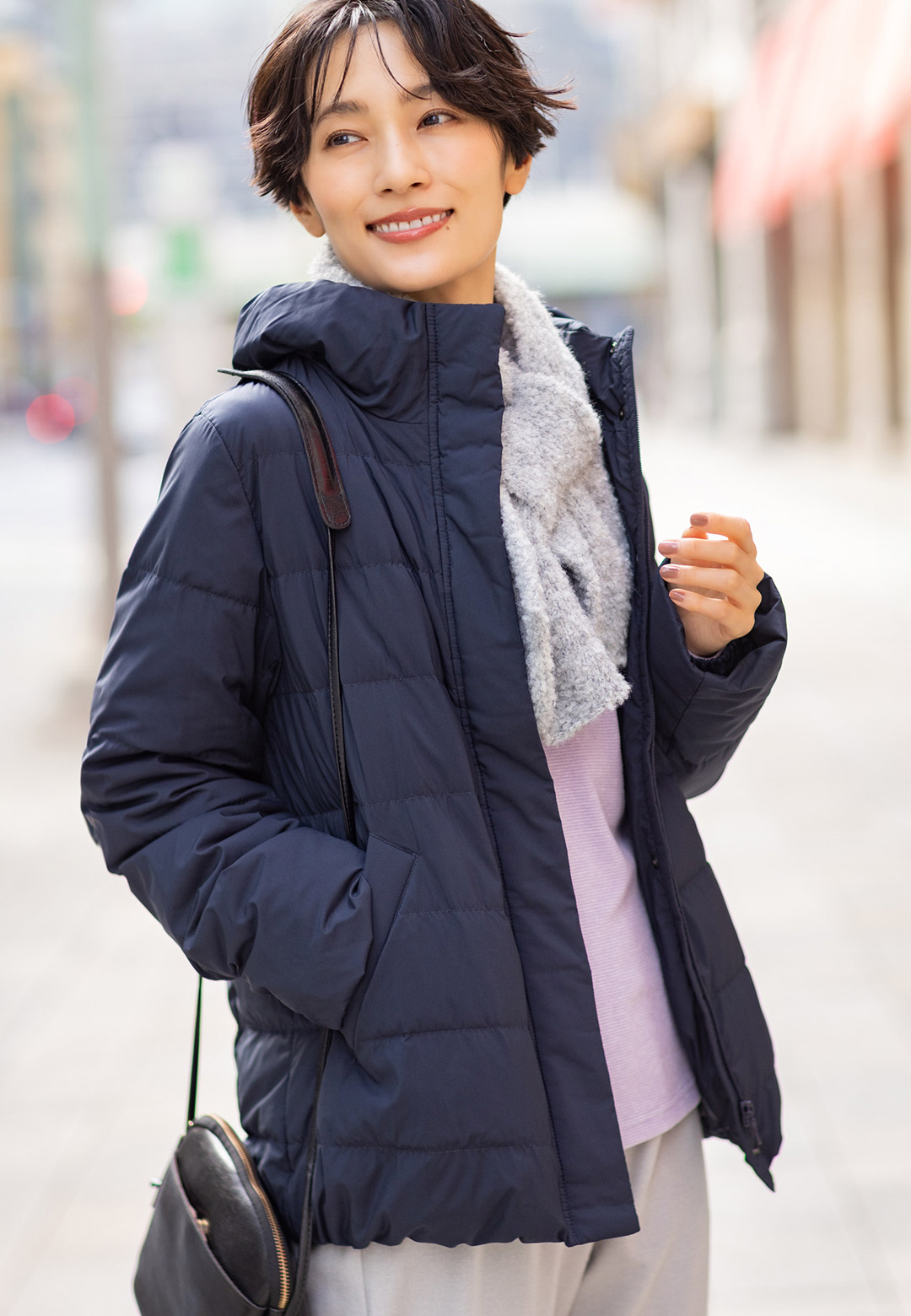 ショートダウンコート&【シアバター配合】ハイネックカットプルオーバー、裏起毛ワイドパンツ58cm丈を着用した女性 02